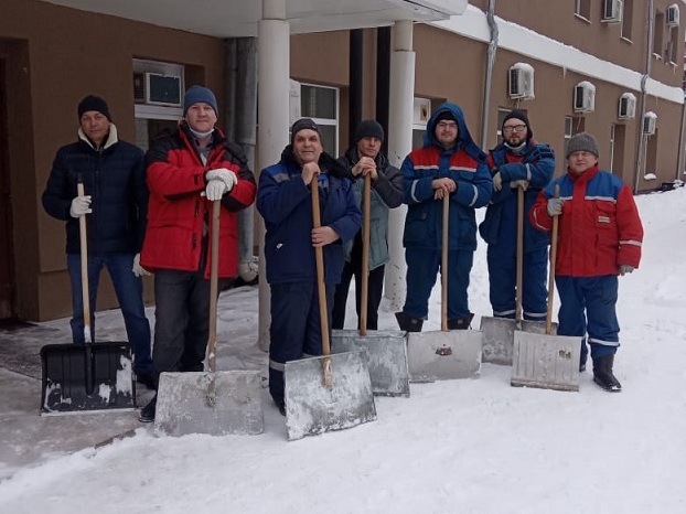 Самое активное участие в уборке города от снега принимают сотрудники МУП «РГРЭС». В помощь персоналу предприятия задействованы снегоуборочные машины, тракторы и самосвал.
